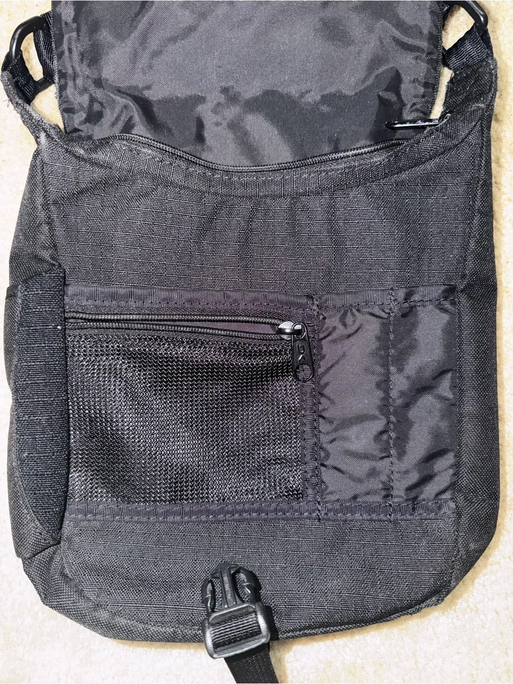 Dakine Black Gray Adjustable Crossbody Shoulder Messenger Bag Pockets Buckle